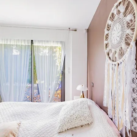 Gorgeous In With Kitchen Holiday home