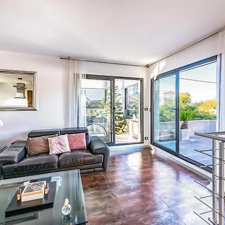 Gorgeous In With Kitchen Holiday home *